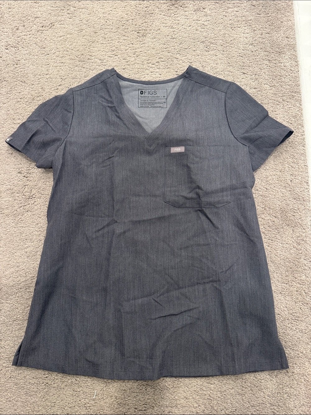 Figs Women's Short-Sleeve V-Neck Scrub Top in Charcoal Gray